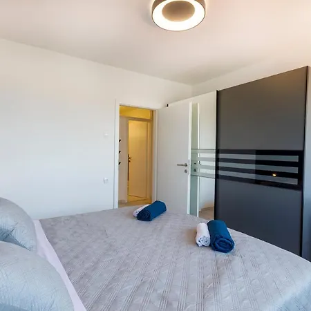 Sunny & Luxury Near City Center *